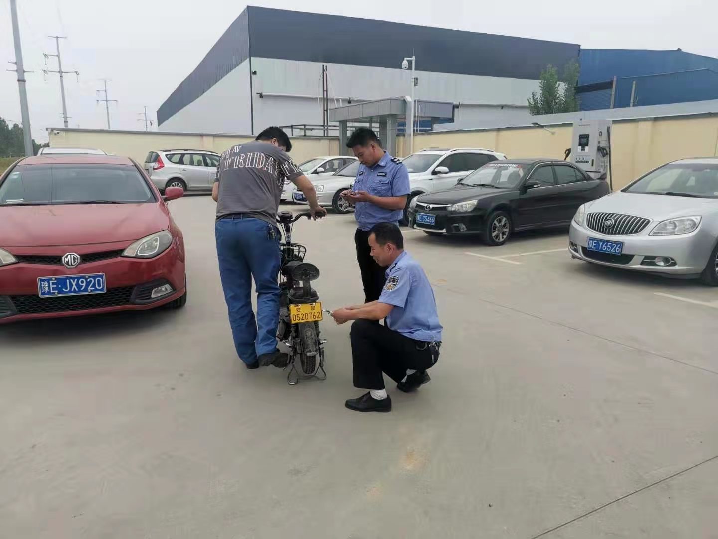 我為群眾辦實事︱太貼心了！公司門口就可以辦理電動車上牌