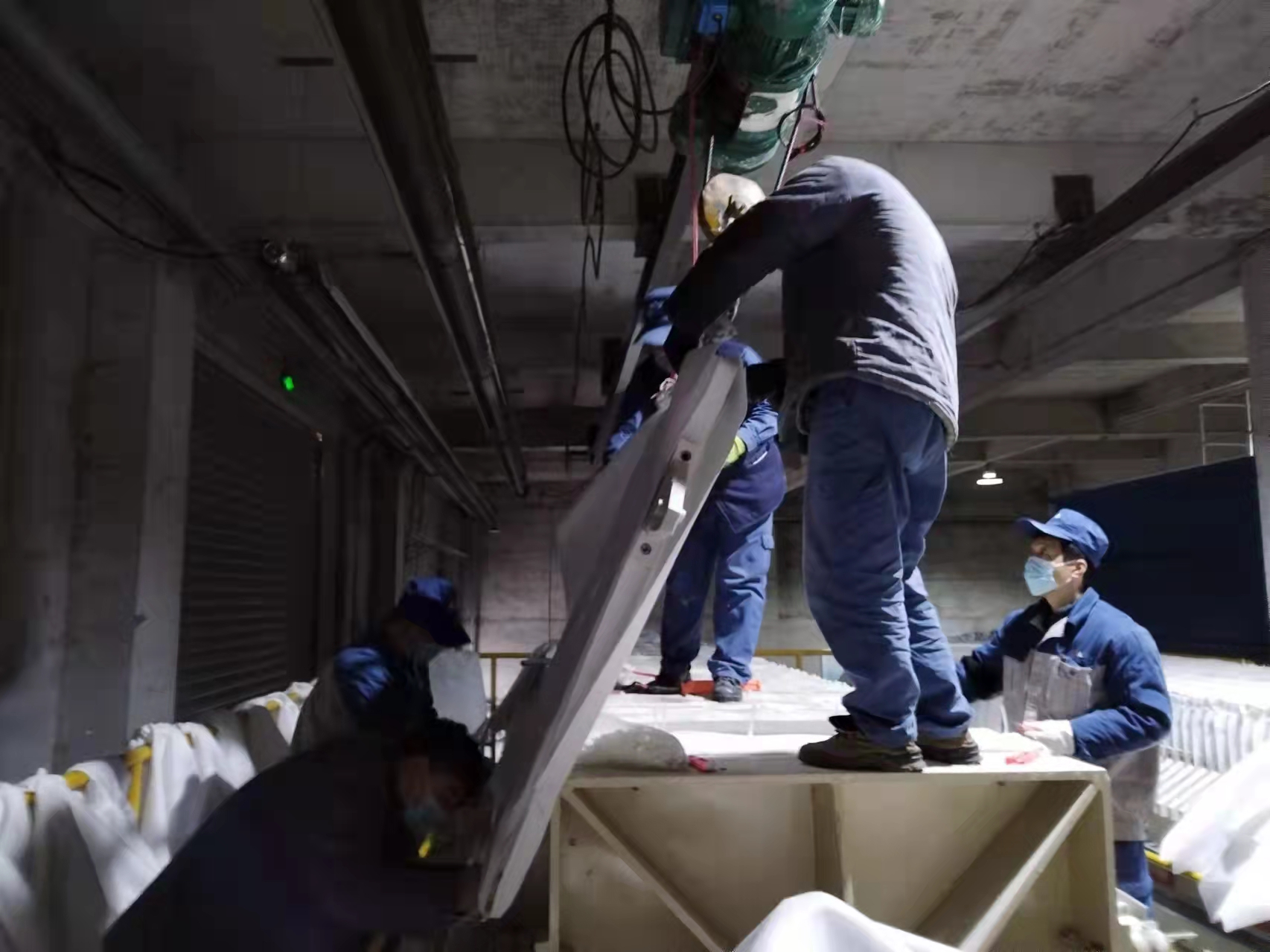 光伏新材料：春寒料峭斗志昂，爭分奪秒換布忙